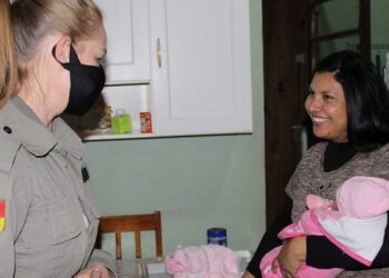 brigadiana salva criança em portao