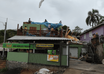 foto portao casa destelhada