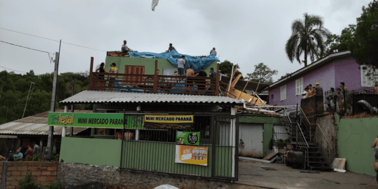 foto portao casa destelhada