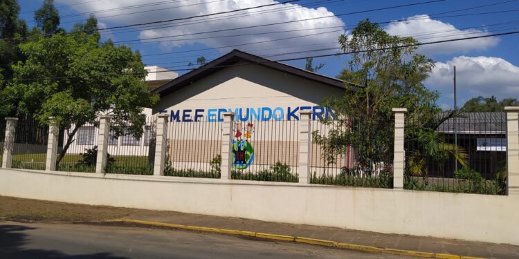 escola scaled e1645641143358