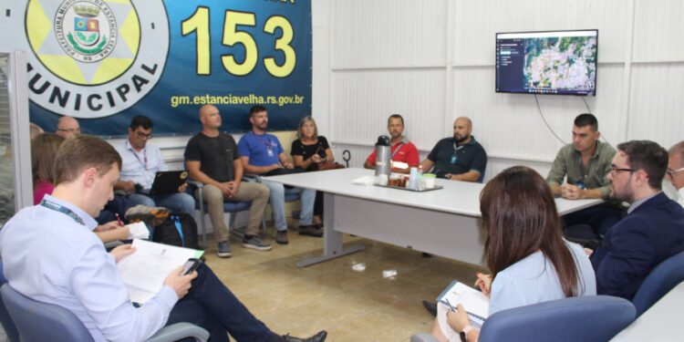 Mutirão de limpeza de postes